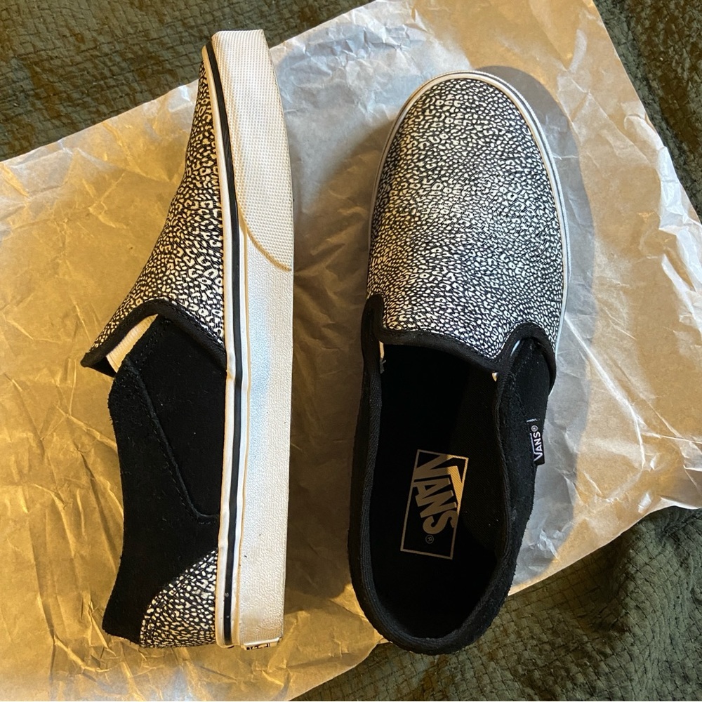 BRAND NEW Women’s Slip On Vans Animal Print Size 9 - Like New